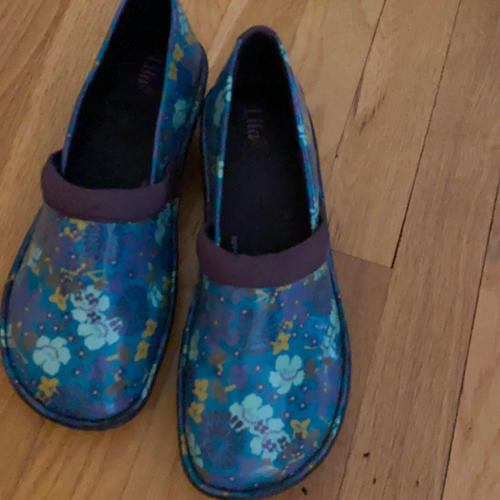 Slip resistant clogs